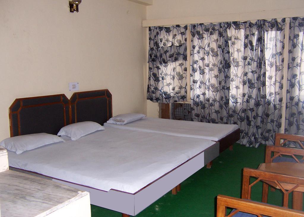 Hotel Mansarover International Haridwar Ruang foto