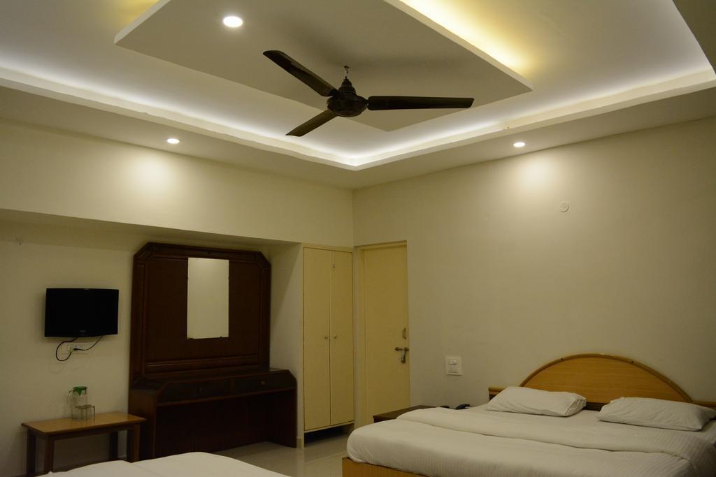 Hotel Mansarover International Haridwar Ruang foto