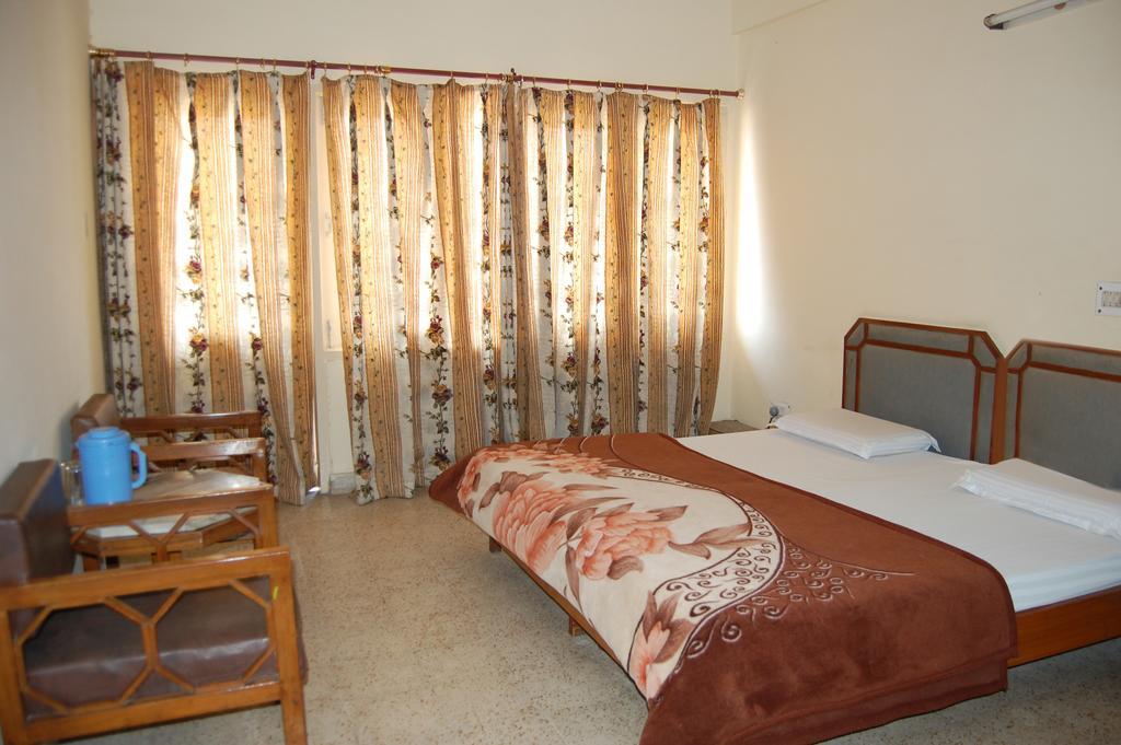 Hotel Mansarover International Haridwar Ruang foto